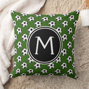 Schwarz-Weiß-Fußball-Bälle auf grüner Monogramm Kissen