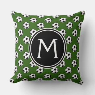 Schwarz-Weiß-Fußball-Bälle auf grüner Monogramm Kissen