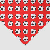 Schwarz-Weiß-Fußball-Bälle auf Rot Seidenpapier (Ausschnitt)