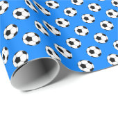 Schwarz/Weiß Fußball Balls auf Azure Blue Geschenkpapier (Rolleneckpunkt)