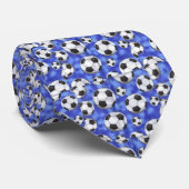 Schwarz-Weiß-Fußball-Balls auf blauer Krawatte (Gerollt)
