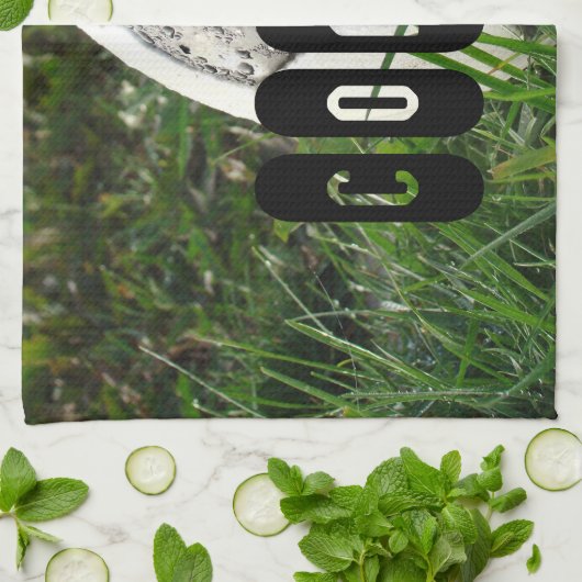 Schwarz-Weiß-Fußball im Grünen Geschirrtuch (Gefaltet)