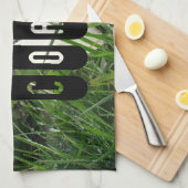 Schwarz-Weiß-Fußball im Grünen Geschirrtuch (Viertel Falte)