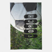 Schwarz-Weiß-Fußball im Grünen Geschirrtuch (Vertikal)