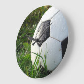 Schwarz-Weiß-Fußball im Grünen Große Wanduhr (Winkel)