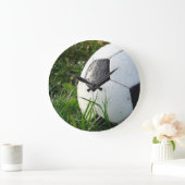 Schwarz-Weiß-Fußball im Grünen Große Wanduhr (Zuhause)
