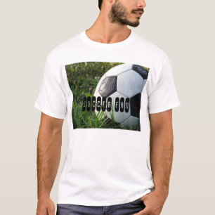 Schwarz-Weiß-Fußball im Grünen T-Shirt