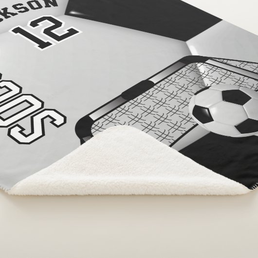 Schwarz-Weiß-Fußball mit DIY-Text Sherpadecke (3/4)