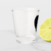 Schwarz-Weiß-gebrochenes Herz - Kunst Schnapsglas (Links)