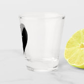 Schwarz-Weiß-gebrochenes Herz - Kunst Schnapsglas (Rechts)