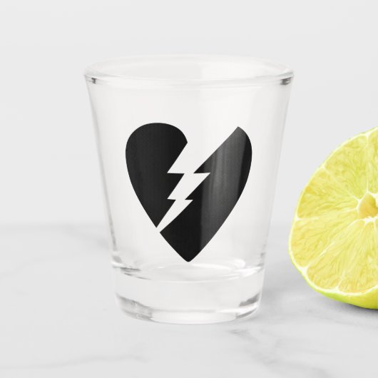 Schwarz-Weiß-gebrochenes Herz - Kunst Schnapsglas (Vorderseite)