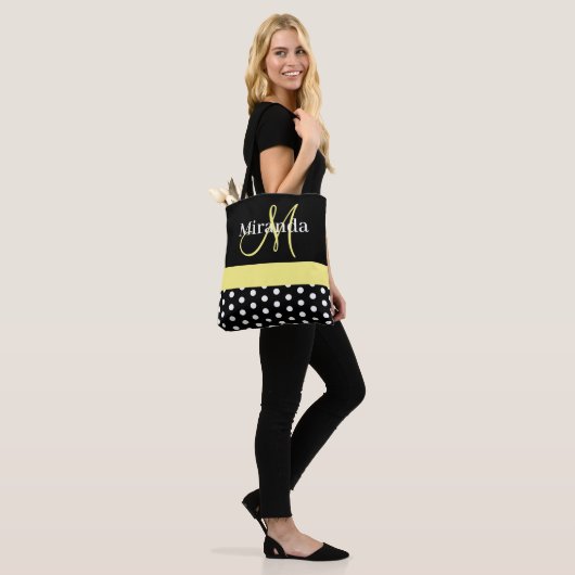 Schwarz-weiß-Gelbe Monogram-Script-Polka-Punkte Tasche (Am Model)