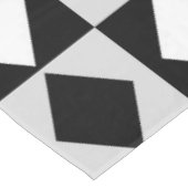 Schwarz-weiß Geometric Rhombus Diamond Tischdecke (Schrägansicht)