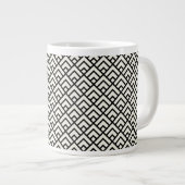 Schwarz-Weiß-Geometrie Jumbo-Tasse (Vorderseite Rechts)
