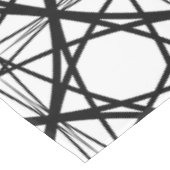 Schwarz-Weiß-Geometrie Tischdecke (Schrägansicht)