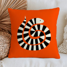 Schwarz-weiß gestreifte Schlange auf verbranntem o