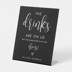 Schwarz-Weiß-Getränke auf unserem offenen Bar Sockelschild
