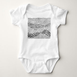 Schwarz-weiß gewelltes Patchwork-Ornament Baby Strampler