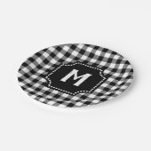 Schwarz-Weiß-Gingham Buffalo-Karo Monogramm Pappteller (Schrägansicht)