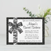 Schwarz-Weiß-Glitzer mit Zebra Bow Einladung (Stehend Vorderseite)