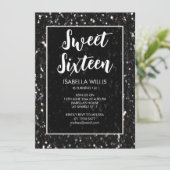 Schwarz-Weiß-Glitzern Sweet 16 elegante Schrift Einladung (Stehend Vorderseite)