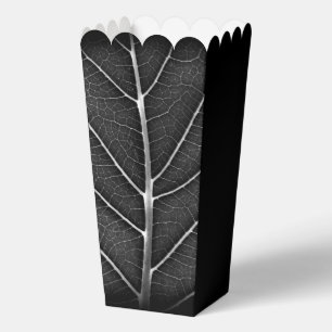 Schwarz-weiß glühendes Blatt Nahaufnahme Geschenkschachtel