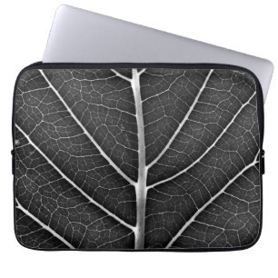 Schwarz-weiß glühendes Blatt Nahaufnahme Laptopschutzhülle