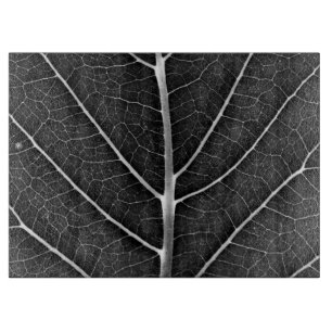 Schwarz-weiß glühendes Blatt Nahaufnahme Schneidebrett