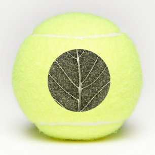 Schwarz-weiß glühendes Blatt Nahaufnahme Tennisbälle