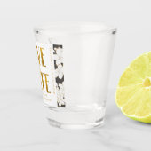 Schwarz-Weiß-Gold-Script-Hochzeit speichern Sie da Schnapsglas (Rechts)
