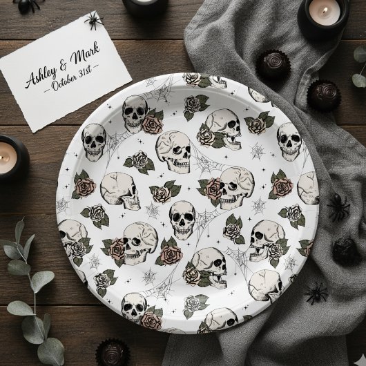 Schwarz-Weiß-Gothic-Skulls und Rose Halloween Pappteller