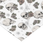 Schwarz-Weiß-Gothic-Skulls und Rose Halloween Tischdecke (Schrägansicht)