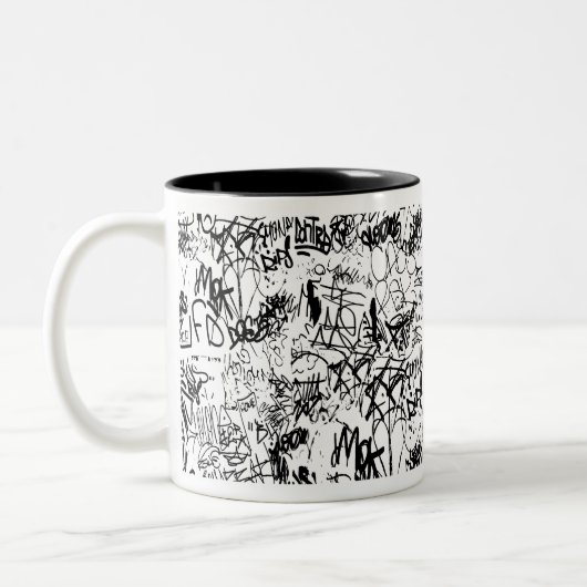 Schwarz-Weiß-Graffiti-Abstrakt-Collage Zweifarbige Tasse (Links)