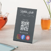 Schwarz-weiß-Grau-Qr-Code Sockelschild (In SItu)