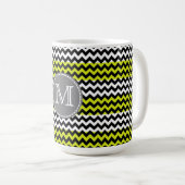 Schwarz-weiß Green Zickzack Zigzag Monogram Kaffeetasse (VorderseiteRechts)