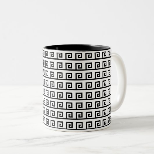 Schwarz-Weiß-Griechisches Geometrismuster Zweifarbige Tasse (VorderseiteRechts)
