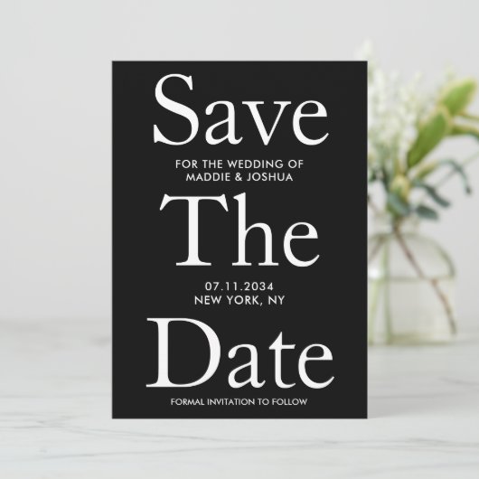 Schwarz-Weiß-Großbuchstaben Moderne Save the Date (Stehend Vorderseite)