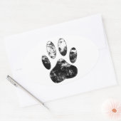 Schwarz-Weiß-Grunge Dog Paw Print Ovaler Aufkleber (Umschlag)