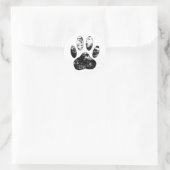 Schwarz-Weiß-Grunge Dog Paw Print Runder Aufkleber (Tasche)