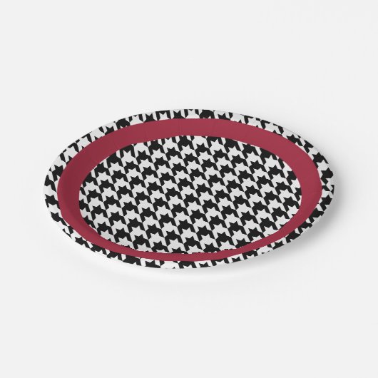 Schwarz-Weiß-Hahnentrittmuster mit Krimson-Akzent Pappteller (Schrägansicht)