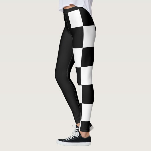 Schwarz-Weiß-Halbwertszeit und halbes Schachbrett Leggings (Links)