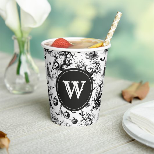 Schwarz-Weiß-Halloween-Monogramm Pappbecher (In Situ)