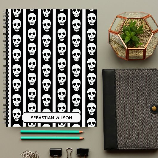 Schwarz-Weiß-Halloween-Skull-Muster Monogramm Notizblock