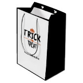 Schwarz/Weiß Halloween "Trick or Treat" Print Mittlere Geschenktüte (Rückseite Schrägansicht)