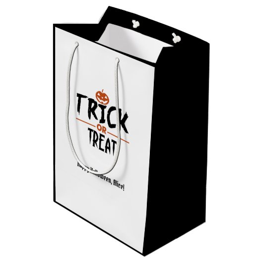 Schwarz/Weiß Halloween "Trick or Treat" Print Mittlere Geschenktüte (Rückseite Schrägansicht)