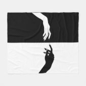 Schwarz-Weiß-Hands Moderne Kunst Fleecedecke (Vorderseite (Horizontal))