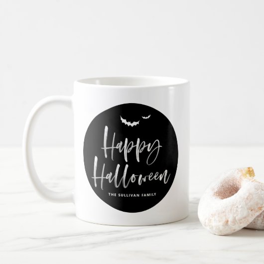 Schwarz-Weiß-Happy Halloween Brush Lettering Kaffeetasse (Mit Donut)