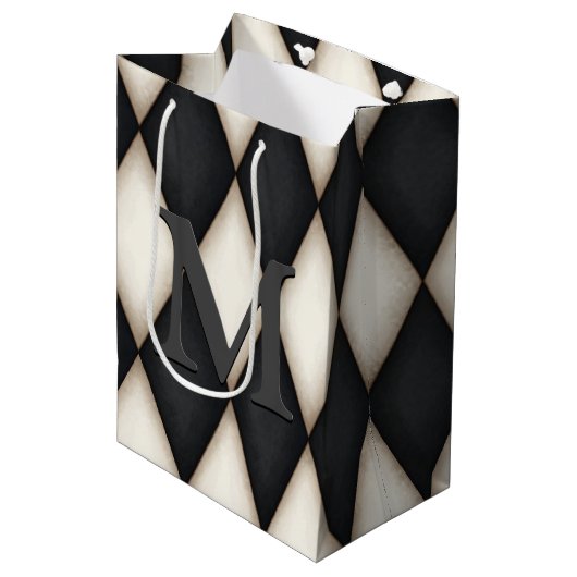 Schwarz-Weiß-Harelquin-Karo Elegantes 3-D Monogram Mittlere Geschenktüte (Vorderseite Schrägansicht)