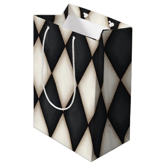 Schwarz-Weiß-Harelquin-Karo Elegantes 3-D Monogram Mittlere Geschenktüte (Rückseite Schrägansicht)