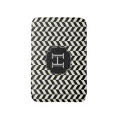 Schwarz-Weiß-Herringbone-Patrone mit Monogramm Badematte (Vorderseite Vertikal)